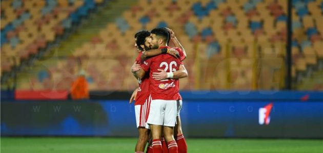 فيديو | الفار يلغي هدفًا لـ أحمد قندوسي في مباراة الأهلي وفاركو